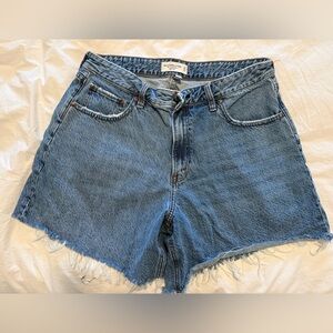 Abercrombie Curve Love High Rise Loose Short | color Medium Denim | size 31